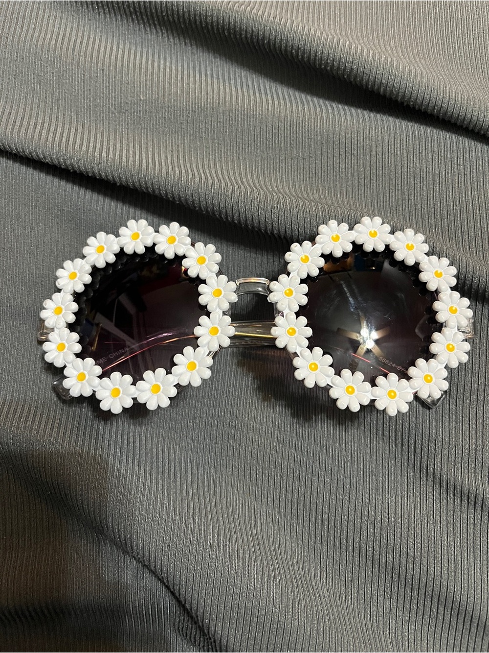 Women’s Oversized Daisy Flower Sunglasses White Yellow Floral Round Festival Ret